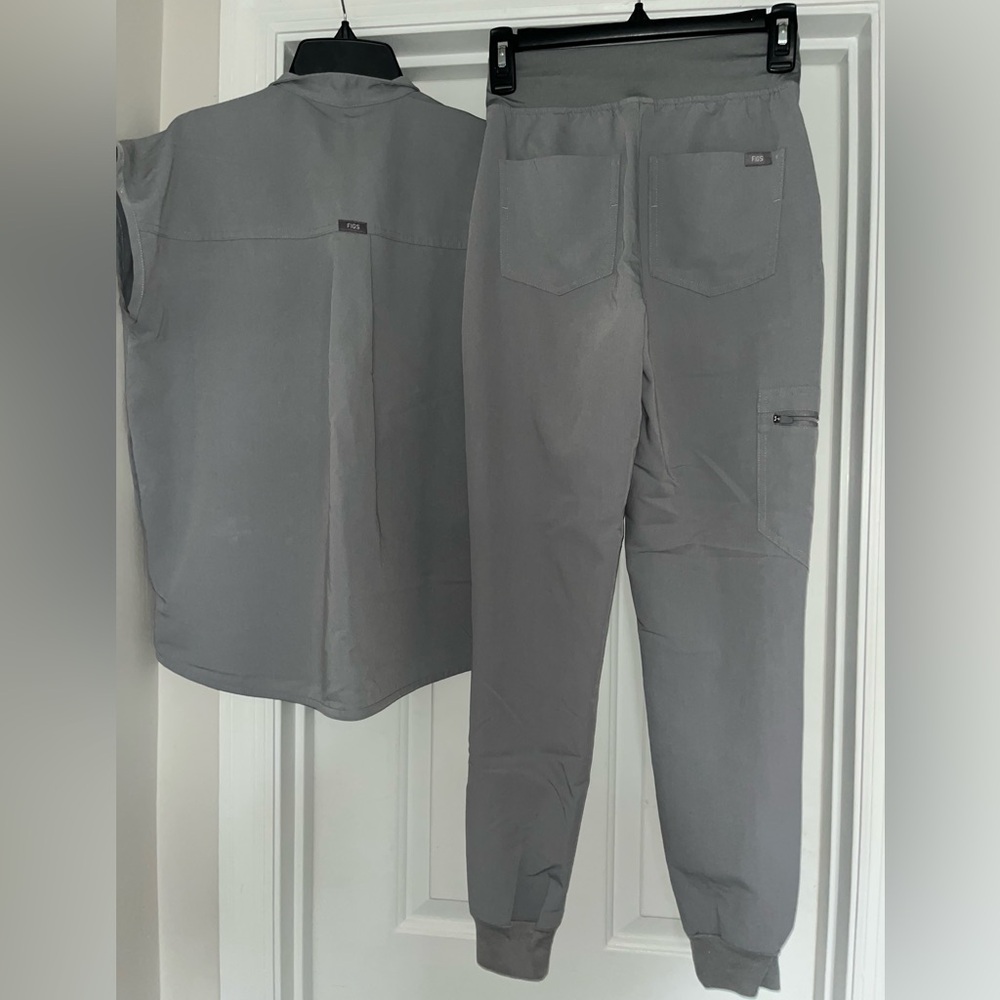 Grey Figs scrub jogger set - Picture 2 of 4